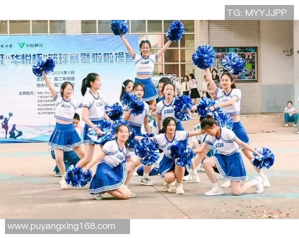 在篮球场上展现青春活力的女生们的精彩瞬间与动人背景图